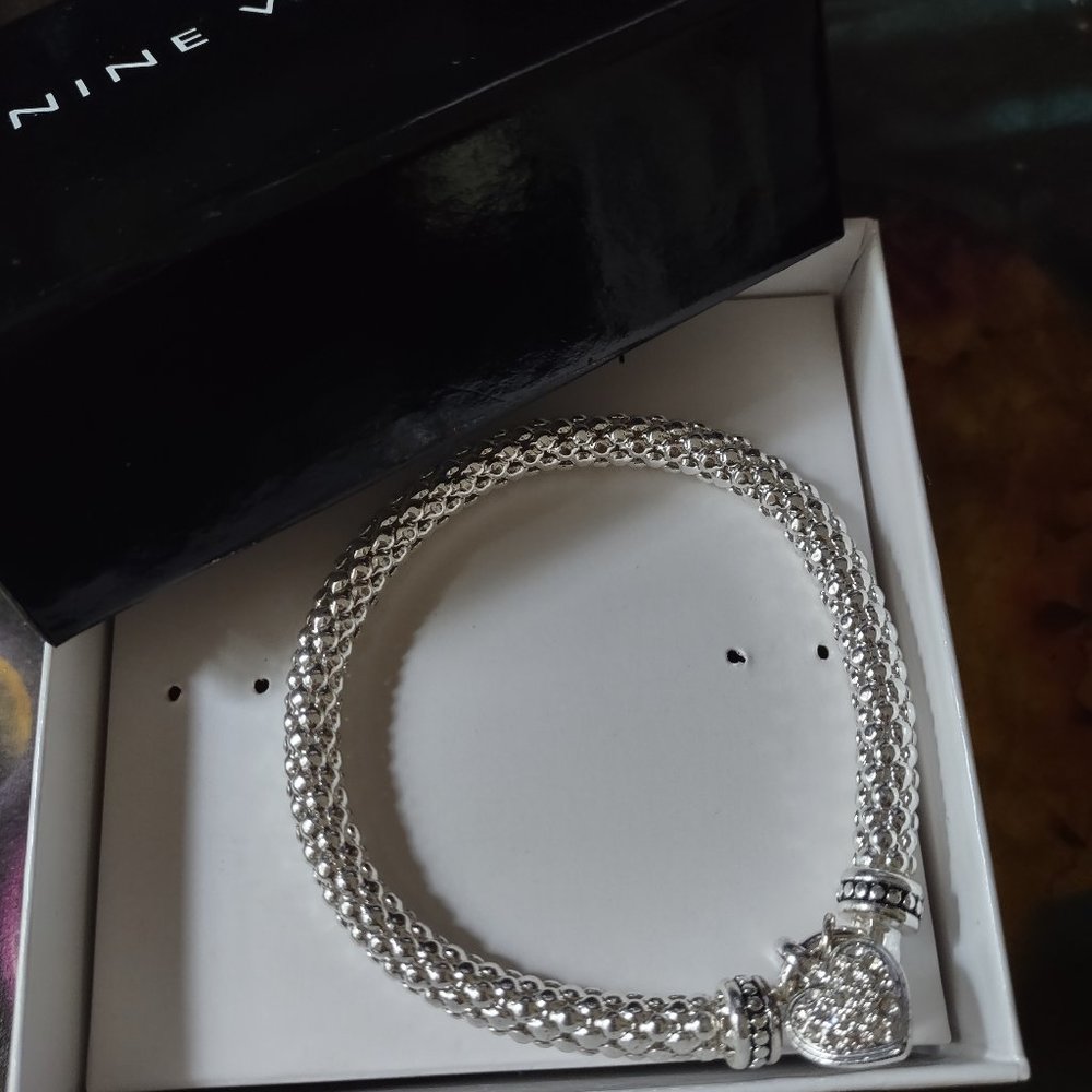 Popcorn stretch bracelet, silvertone w/heart charm. NIB